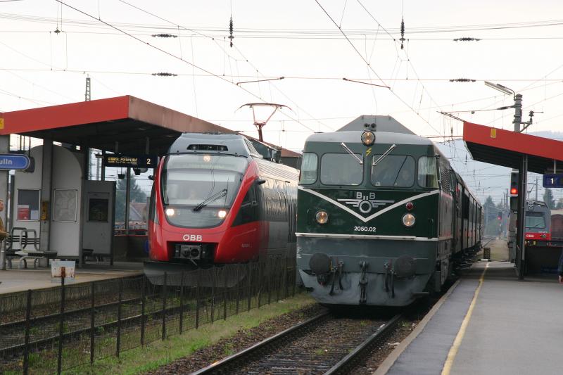 2050.02 mit einem Sonderzug bei der Einfahrt im Bahnhof Tulln. (17.4.2006)