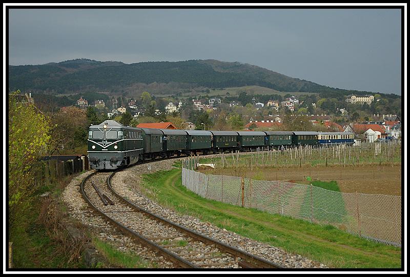 2050.02 mit Nostalgiesonderzug Waldm�hle – Liesing – Sigmundsherberg - Gars-Thunau sowie VT 5042.014 als „Fl�gelzug“ Sigmundsherberg - Waldkirchen an der Thaya am Zugschluss, zwischen Rodaun und Perchtoldsdorf am 17.04.2006

