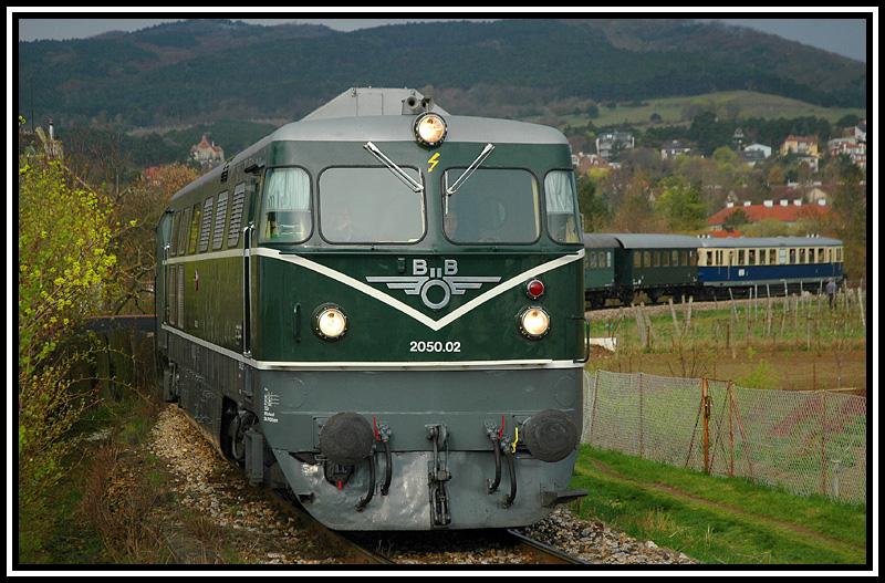 2050.02 mit Nostalgiesonderzug Waldm�hle – Liesing – Sigmundsherberg - Gars-Thunau sowie VT 5042.014 als „Fl�gelzug“ Sigmundsherberg - Waldkirchen an der Thaya am Zugschluss, zwischen Rodaun und Perchtoldsdorf am 17.04.2006

