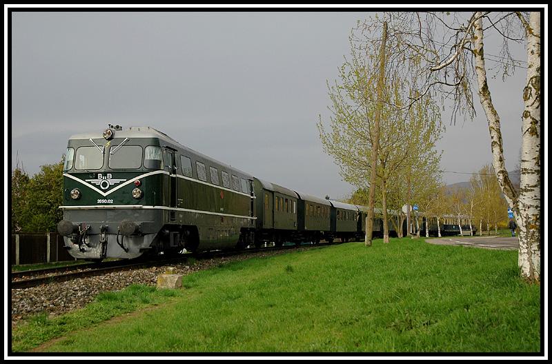 2050.02 mit Nostalgiesonderzug Waldm�hle – Liesing – Sigmundsherberg - Gars-Thunau sowie VT 5042.014 als „Fl�gelzug“ Sigmundsherberg - Waldkirchen an der Thaya am Zugschluss, bei der Durchfahrt in Perchtoldsdorf am 17.4.2006

