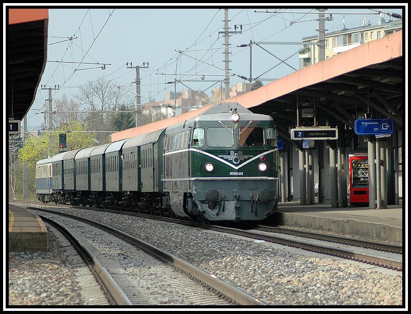 2050.02 mit Nostalgiesonderzug Waldm�hle – Liesing – Sigmundsherberg - Gars-Thunau sowie VT 5042.014 als „Fl�gelzug“ Sigmundsherberg - Waldkirchen an der Thaya am Zugschluss,  bei der Durchfahrt der Wiener S-Bahnstation Atzgersdorf-Mauer am 17.4.2006

