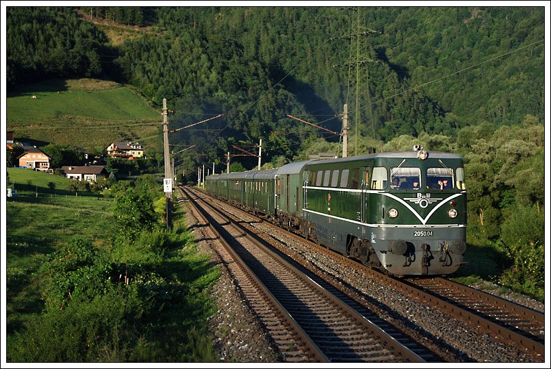 2050.04 mit dem Sonderzug SR 19816 von Mixnitz nach Wien im letzten Licht des 10.8.2008 kurz vor Bruck an der Mur.
