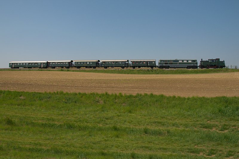 2050.04 untersttzt den DT1.07 beim Sdz 16232 von Wien Sdbahnhof (Ostseite) nach Ernstbrunn. Die Aufnahme ist am 03.05.2009 kurz vor dem Bahnhof in Ernstbrunn entstanden. 