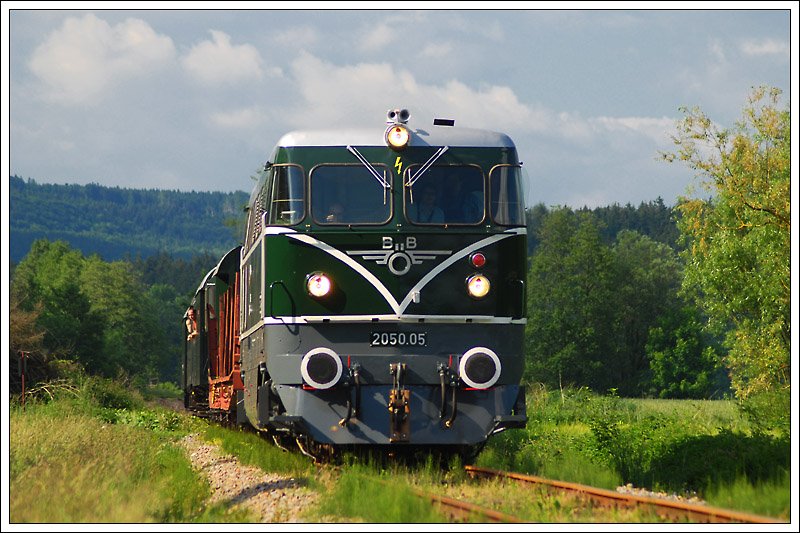 2050.05 der GEG am 1.6.2009 anlsslich der Pfingstdampftage in Ampflwang, mit einem Personenzug von Amfplwang nach Timelkam.