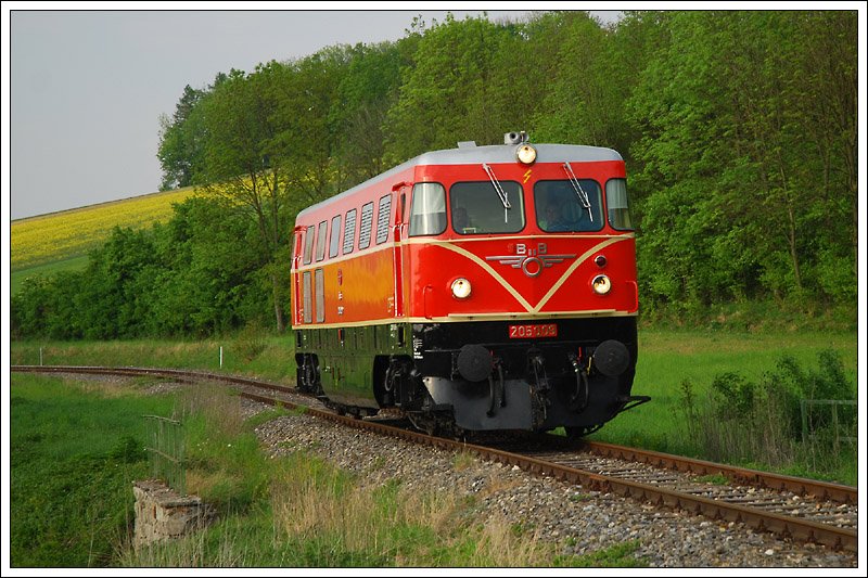 2050.09 als SLP 17147 bei der Retourfahrt vom zweiten Oldtimertreffen auf Schiene und Stra�e in Ernstbrunn, am 3.5.2009 in Naglern aufgenommen. Die Lok fungierte gleichzeitig als Brandbeobachtungsfahrzug f�r den kurz zuvor verkehrenden Dampfsonderzug.