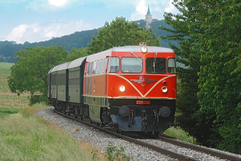 2050.09 am 01.06.2009 mit Nostagliesonderzug zwischen Ernstbrunn und Korneuburg, kurz nach Karnabrunn.