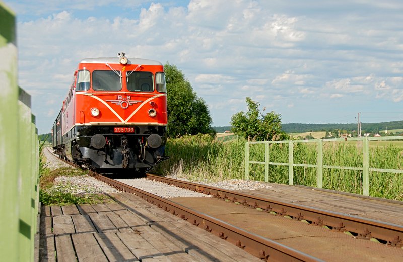 2050.09, bringt den EZ 61009 von Ernstbrunn �ber Korneuburg nach Wien S�dbahnhof (Ostseite). die Aufnahme entstand kurz vor Harmannsdorf-R�ckersdorf, am 14.06.2009.