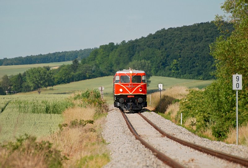 2050.09, bringt den EZ 61009 von Ernstbrunn ber Korneuburg nach Wien Sdbahnhof (Ostseite). die Aufnahme entstand kurz vor Harmannsdorf-Rckersdorf, am 14.06.2009.