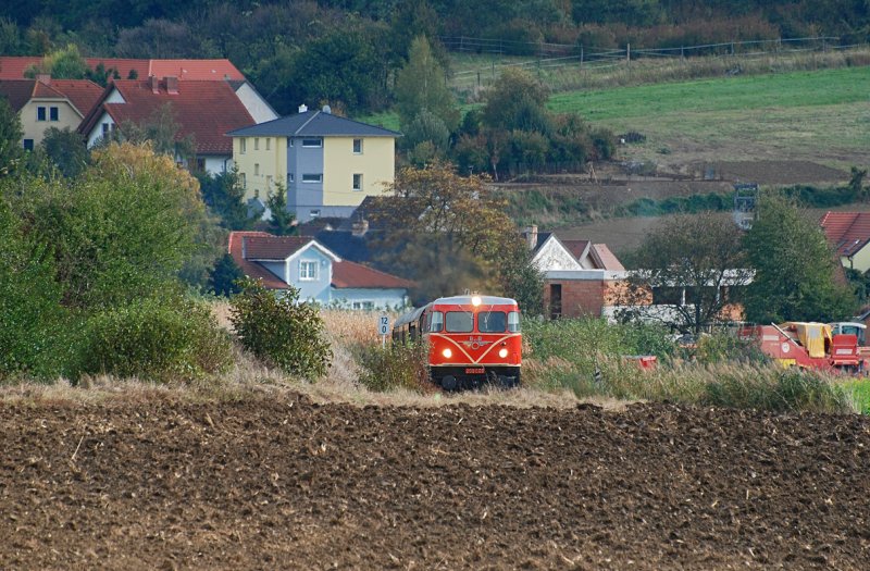 2050.09 hat soeben den ehemaligen Bahnhof in Mollmannsdorf passiert und macht sich auf den Weg ber den Mollmannsdorfer Berg Richtung Ernstbrunn. Die Aufnahme entstand am 17.10.2009.