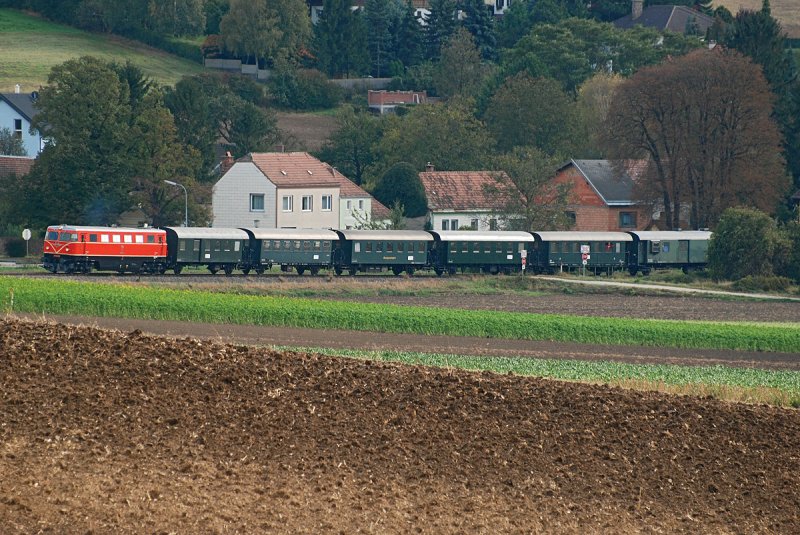 2050.09 hat soeben mit der ErlebnisWeltBahn am 17.10.2009 den ehemaligen Bahnhof der Landesbahn in Mollmannsdorf passiert.