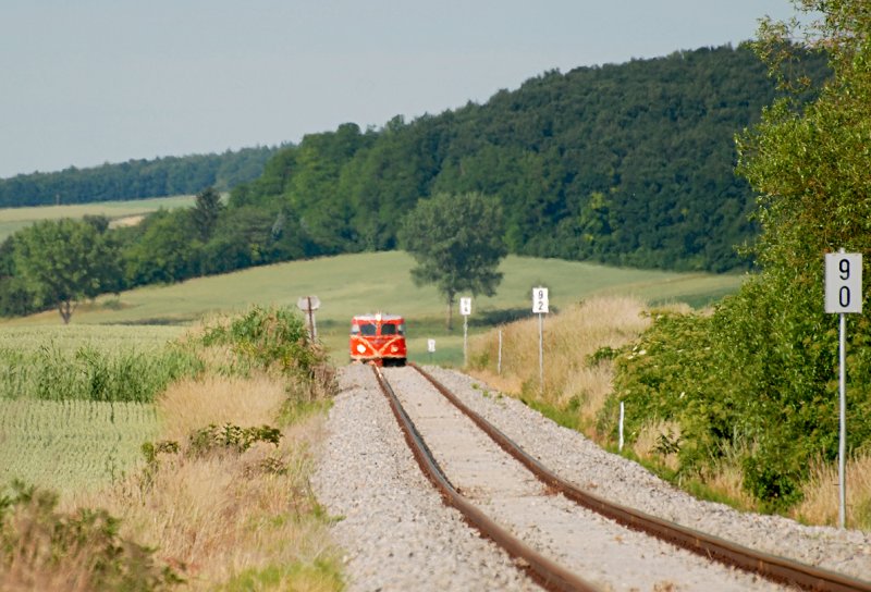 2050.09 hat die Steigung kurz vor Harmannsdorf fast �berwunden, um als EZ 61009 �ber Korneuburg, weiter nach Wien S�dbahnhof (Ostseite) zu fahren. Die Aufnahme entstand am 14.06.2009, einem hei�en Tag in Nieder�sterreich.