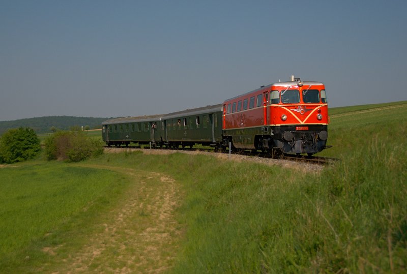 2050.09 vor Sdz 16159 von Etsdorf-Stra� nach Ernstbrunn. Die Aufnahme entstand kurz nach dem Bahnhof W�rnitz-Hetzmannsdorf am 03.05.2009.