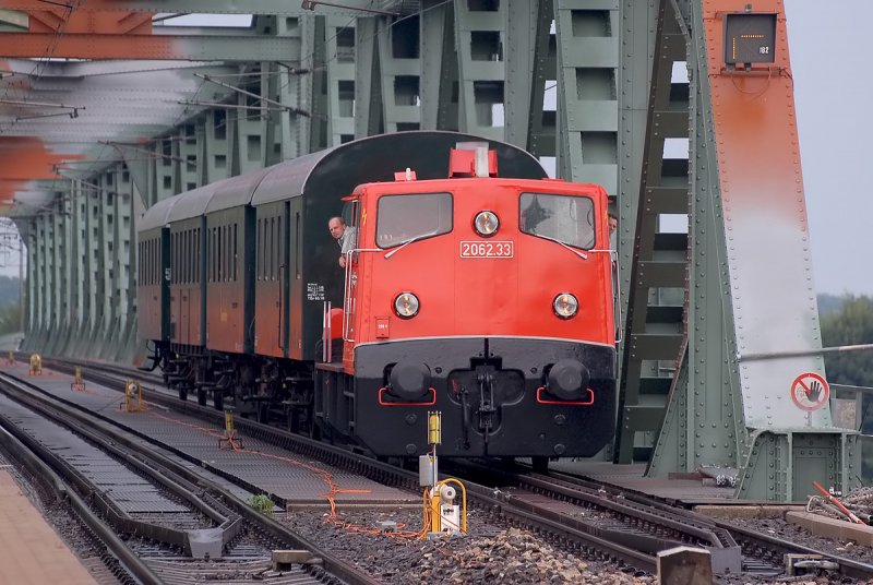 2062.33 �berquert mit R 16365 (Nostalgiesonderverkehr) von Ernstbrunn nach Wien S�dbahnhof (Ostseite) die Donau kurz vor dem Endbahnhof. Das Foto entstand am 02.08.2008.