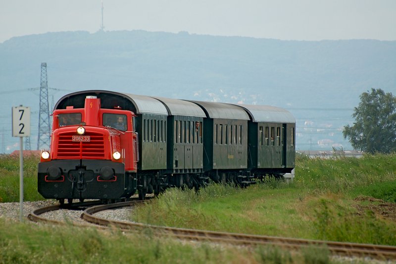 2062.33 unterwegs im Weinviertel mit R16364 (Nostalgiesonderverkehr) kurz vor Harmannsdorf-R�ckersdorf am 03.08.2008.