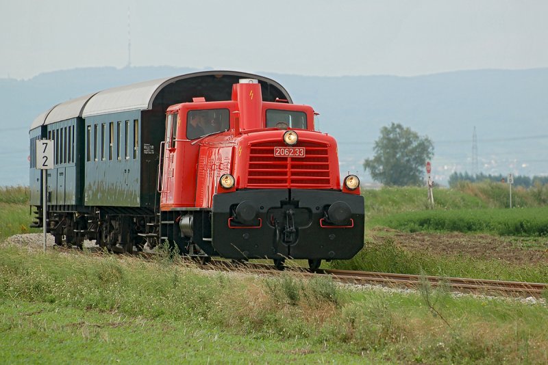 2062.33 unterwegs im Weinviertel mit R16364 (Nostalgiesonderverkehr) kurz vor Harmannsdorf-Rckersdorf am 03.08.2008.