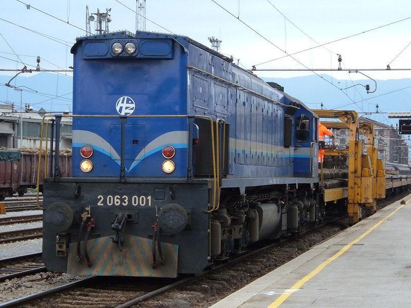 2063 001 mit Gleiswechselzug am 11.04.2006 bei der Arbeit im Bahnhof Rijeka, allerdings nicht die neuste Technik, die Gleise mit Schwellen wurden von den Flachwagen nur automatisch auf- und abgeladen.