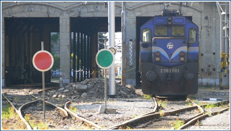 2063 001 pausiert vor einem Depotgebude in Rijeka, das ziemlich baufllig wirkt. (12.06.2009)