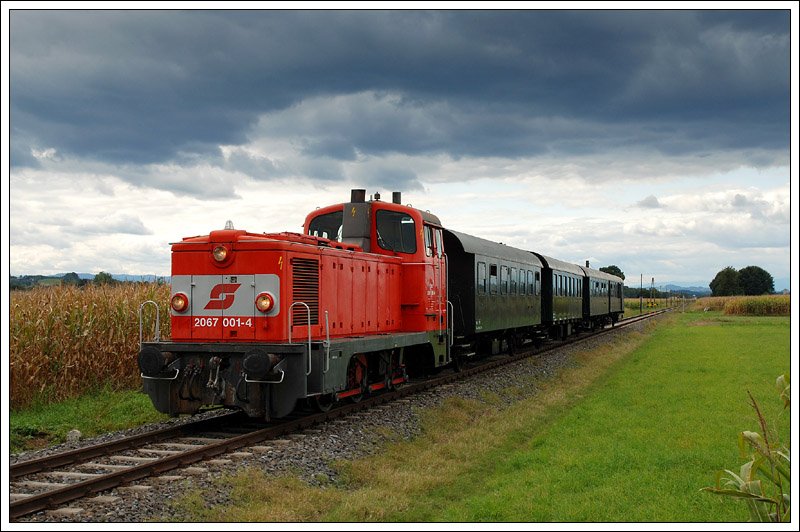 2067 001 bei der Fotopendelfahrt am 21.9.2008 von Mureck nach Bad Radkersburg als R 16687. Fr die Fotografen schob der Zug in Mureck etwas Richtung Westen aus dem Bahnhofsbereich hinaus.