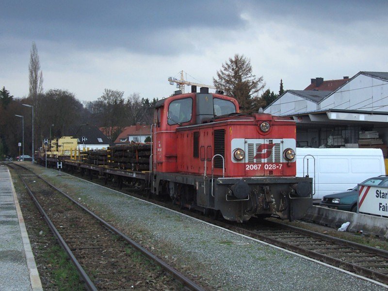 2067 028 mit einem Bauzug auf der Almtalbahn, im Lokalbahnhof Wels. [19.11.08]