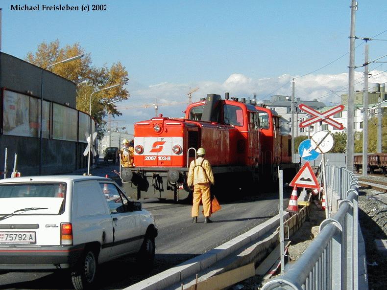 2067 103-8 und 2037 102-0 bei der SGP in Wien Simmering am 24-10-2002