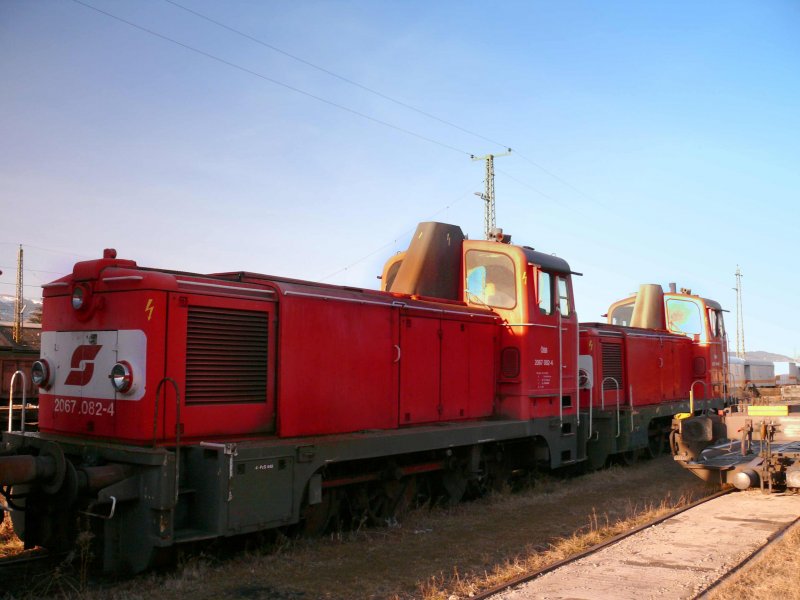 2067.82-4 und 2067.046-9 abgestellt im Bahnhof Knittelfeld 10.02.2007