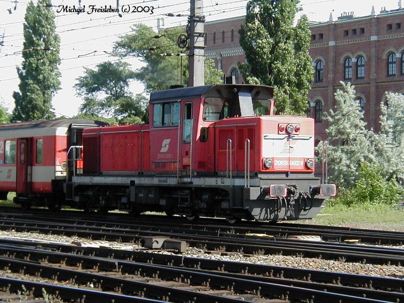 2068 002-1, am 17.Mai 2003 beim Verschub in Wien Ostbahnhof