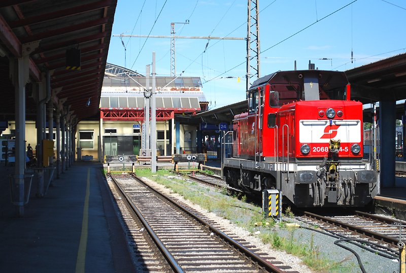 2068 024 verweilt zur Mittagspause auf Bahnsteig 24 des Salzburger Hbf (18.8.2008)