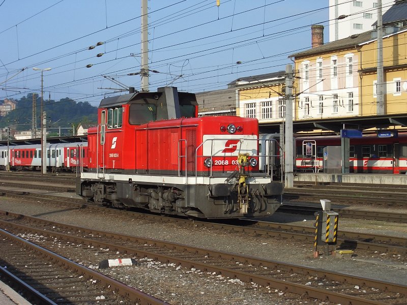 2068-032-8 wartet am 19.6.2005 in Salzburg auf neue Aufgaben.