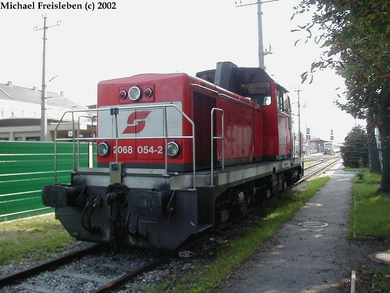 2068 054-2; im Bahnhof Bruck/Leitha, am 19-08-2002