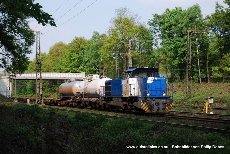 207 077-1 (Duisport Rail) fhrt am 23. April 2009 um 16:40 Uhr mit einem GZ durch Duisburg Neudorf