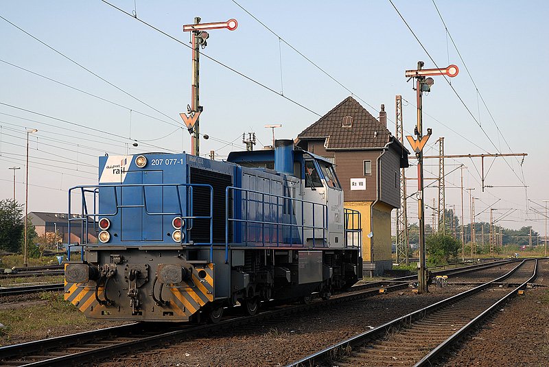 207 077 von duisport rail rangiert in Duisburg Ruhrort. 23.09.2007