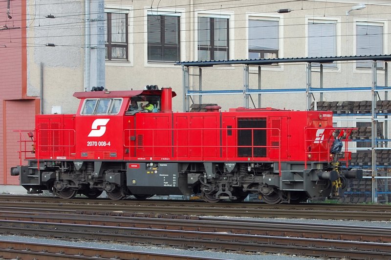 2070 008-4 wartet auf ihren n�chsten Verschubauftrag... Die 8. von 90 bei Vossloh/MaK durch die �BB in Auftrag gegebene Streckendiesellok zeigt sich in der fahlen Abendsonne.