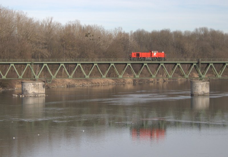 2070 009 berquert mit seiner Spiegelung soeben den Inn. Er fhrt nicht nur von Braunau nach Simbach, sondern auch von stereich nach Deutschland.