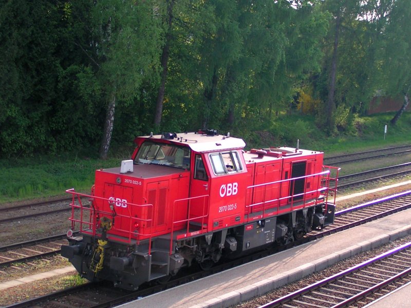 2070 022-5 fhrt als Lokzug im Blockabstand REX5970 Richtung Braunau hinterher; 090423