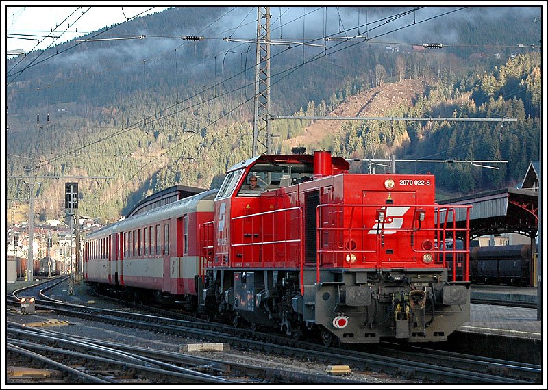 2070 022 am 7.12.2006 beim Ausziehen einer Schlierengarnitur aus dem Bahnhof Selztal.