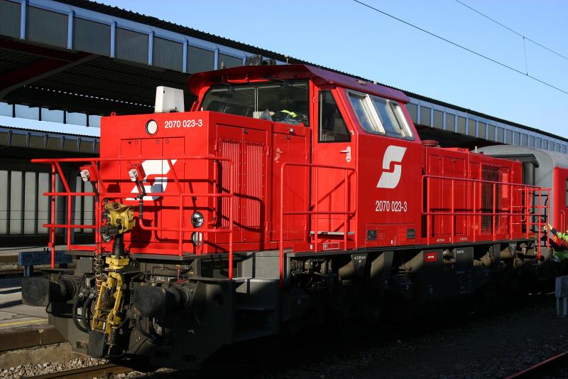 2070 023-3 beim Rangieren am Wiener S�dbahnhof. (9.2.2006)