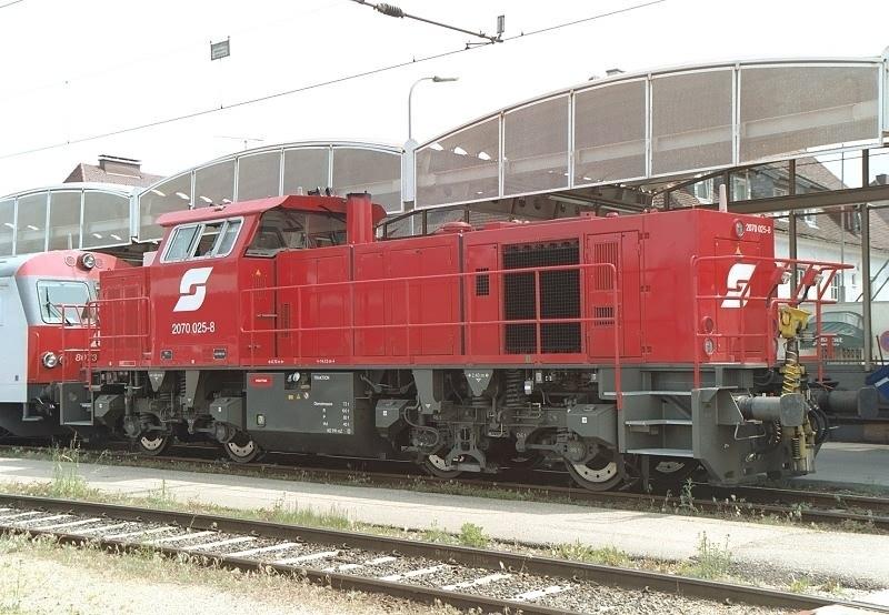 2070-025 im Bf. Attnang-Puchheim im Mai 2003