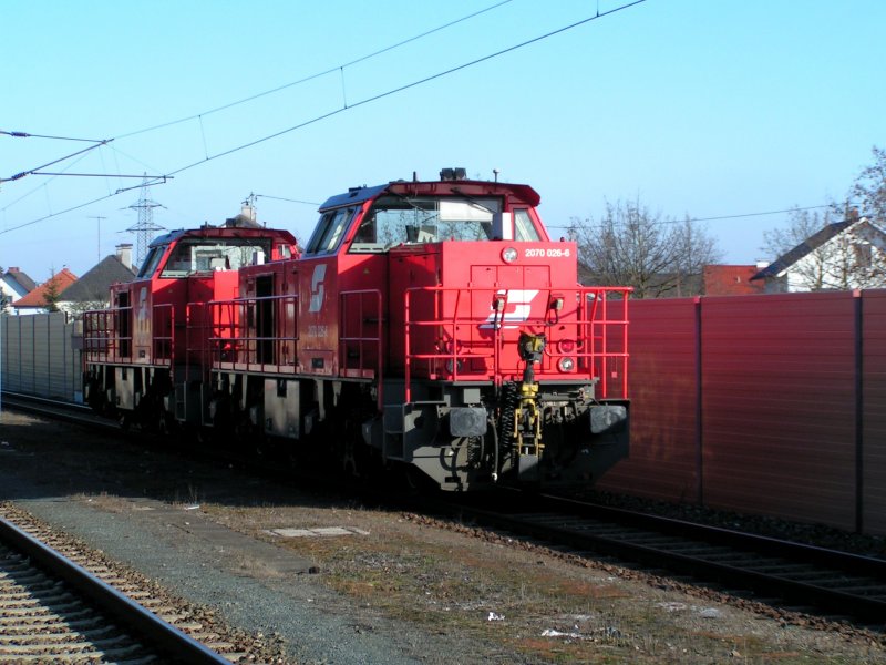 2070 026-6 durchfhrt mit einer  Schwester   den Bhf. Marchtrenk; 090108