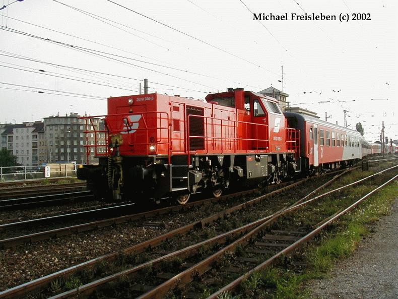 2070 036-5 beim Verschub in Wien Sdbahnhof; am 01-09-2002