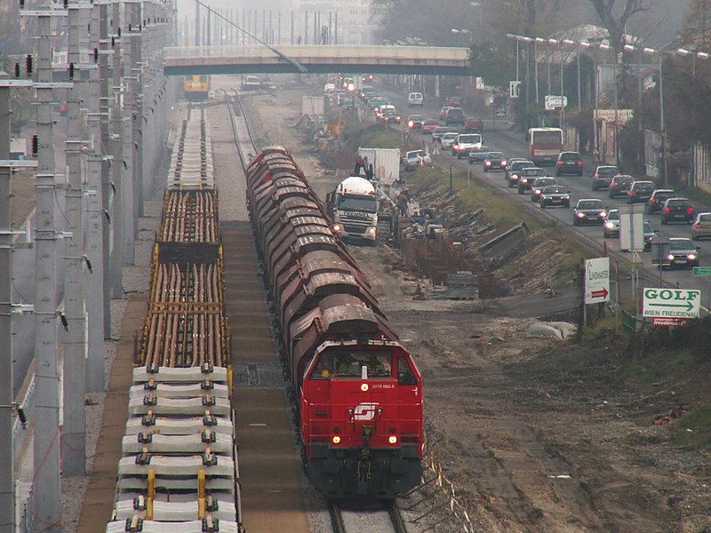 2070 060 zieht hier am Bild gerade einige Waggons in den Wiener Donaukaibahnhof, 23.11.2007