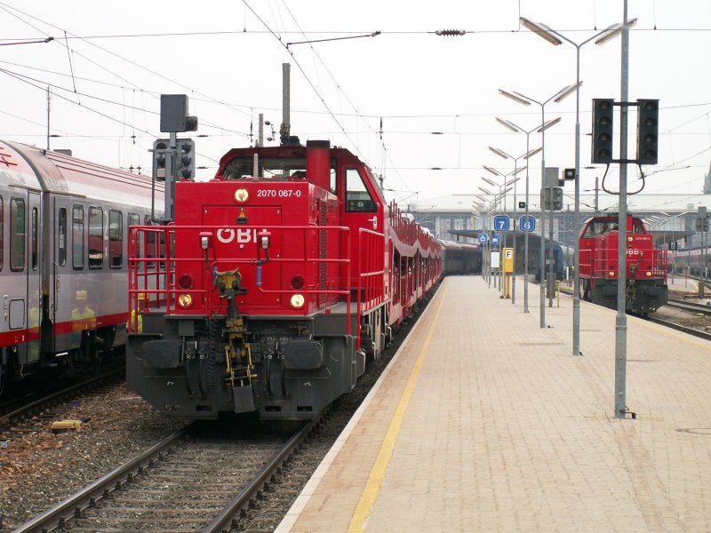 2070 067-0 beim Ankoppeln der Autotransportwagen um diese dann auf Bahnsteig 10 zur Entladung bereit zu stellen,Wien-West 31.3.2007