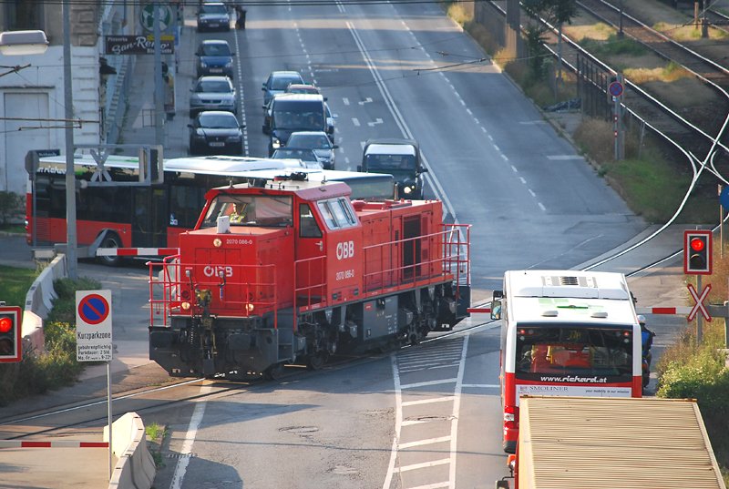 2070 086 fhrt Richtung Erdberger Lnde aus dem Donaukaibahnhof aus (27.8.2008)