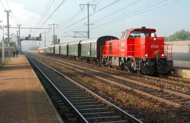 2070 088 am 25.10.2009 in Diensten der ErlebnisWeltBahn, unterwegs von Wien Sdbahnhof (Ostseite) nach Ernstbrunn, ber Korneuburg. Die Aufnahme entstand in Wien Haidestrae.