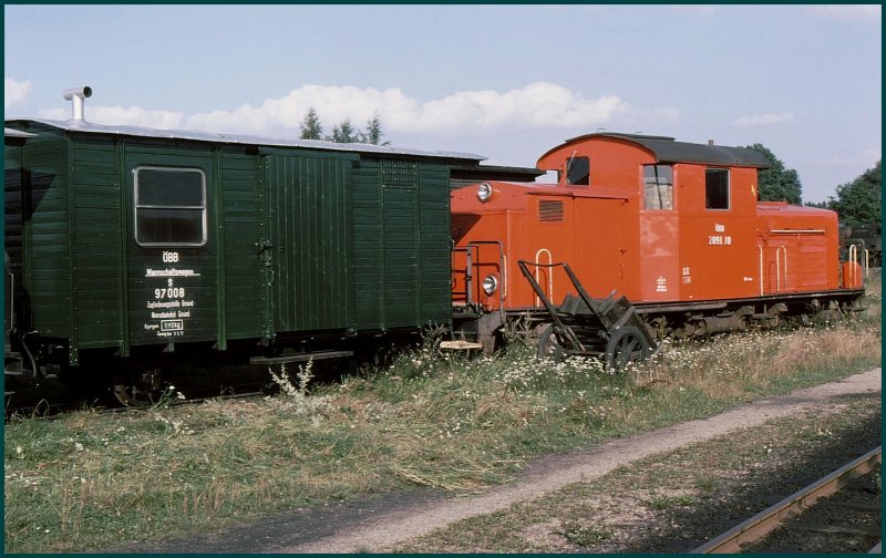 2091.10 und Mannschaftswagen 97008 vor dem Schmalspudepot Gm�nd/N�. (Archiv 09/75)