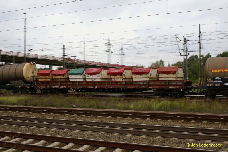 2.09.2007: Flachwagen beladen mit Schttgut-Containern beim durchfahren des Lehrter Gterbahnhofs.