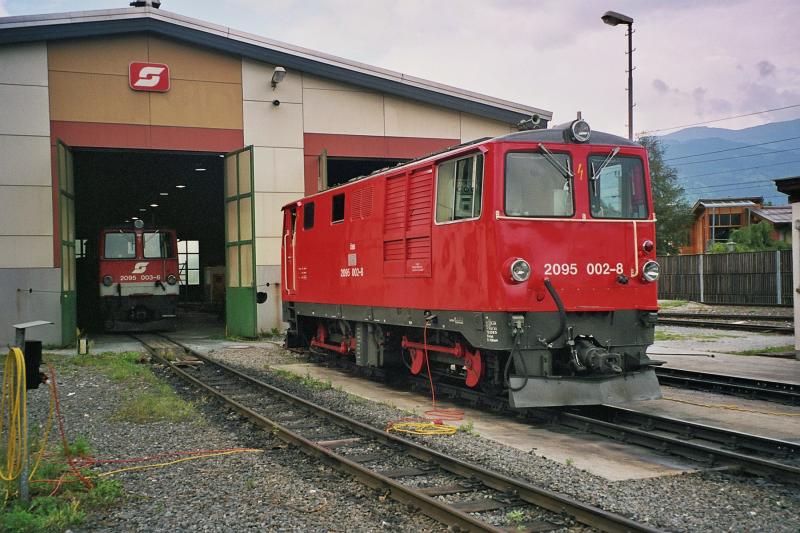 2095 002 im neuen Taurusrot und 2095 003 im alten Farbschema am 11.8.04 in Zell am See Tischlerhusel auf der Pinzgaubahn.