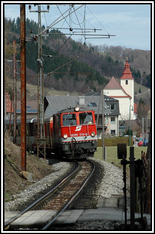 2095 013 bei der Ausfahrt aus Frankenfels am 1.4.2006