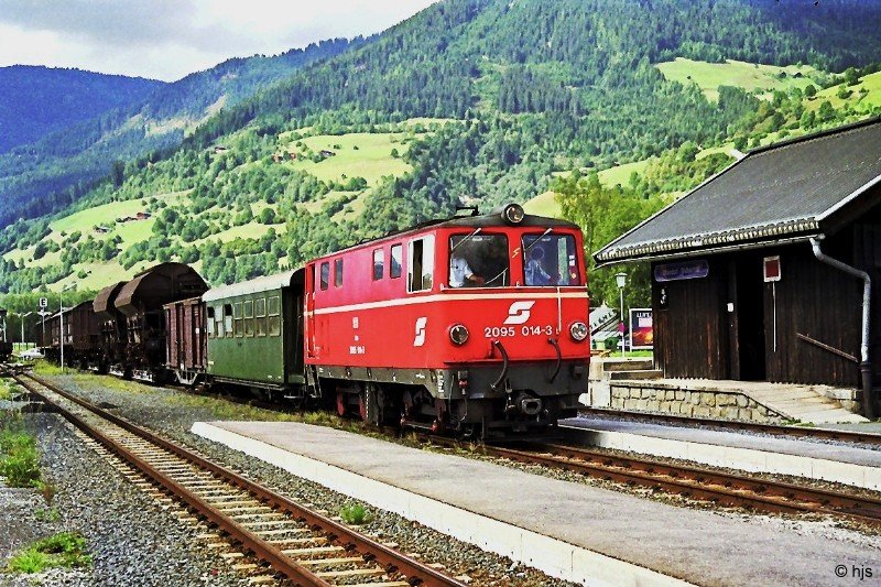 2095 014 fhrt mit ihrem Gterzug in den Bahnhof Uttendorf-Stubachtal ein (8. September 1992).