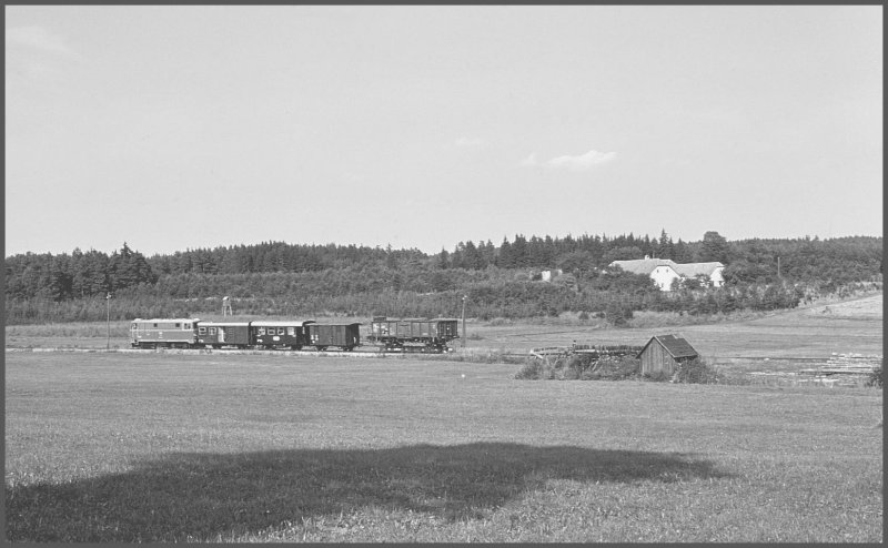 2095.12 mit einem GmP auf der Fahrt von Litschau nach Alt Nagelberg. (Archiv 09/75)