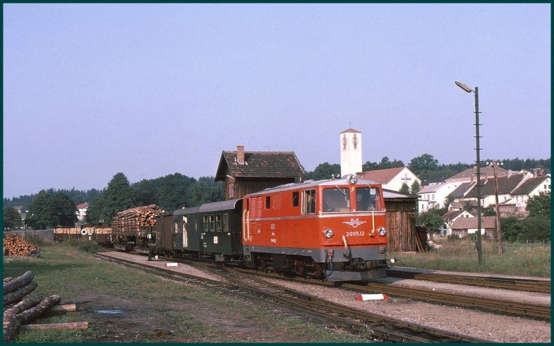 2095.12 mit Personenzug aus Litschau bernimmt die Holzwagen in Alt Nagelberg. (Archiv 09/75)